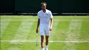 Wimbledon: Medvedev bites the grass, Alcaraz scrapes through
