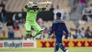 Javed Miandad's Infamous On-Field Spat with India Wicketkeeper Kiran More Resurfaces Ahead of Asia Cup Clash: Must-See Video
