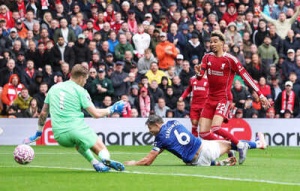 Liverpool Edge Everton in Merseyside Derby, Maintaining Perfect Premier League Run