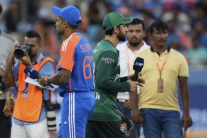Former Cricketer Urges India and Pakistan to Prioritize Cricket Amidst Rising Political Tensions Before Clash