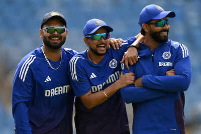 Kuldeep Yadav in a discussion with Rishabh Pant and Ravindra Jadeja.